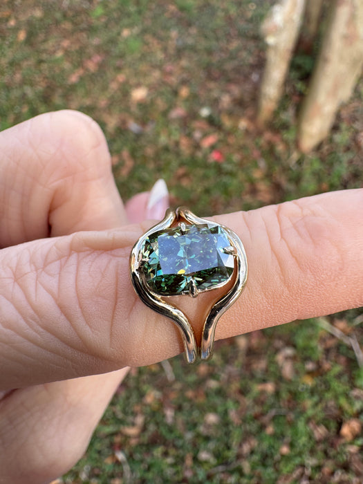 Elowen Ring 2.50 ct VVS2 Fancy Vivid Green Lab Diamond IGI Certified