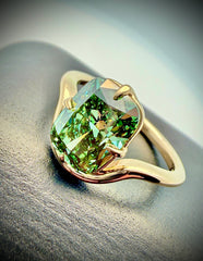 Elowen Ring 2.50 ct VVS2 Fancy Vivid Green Lab Diamond IGI Certified